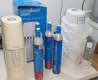 2 מכשירי סודה סטרים ו-4 מיכלים. מכשיר אחד חדש לא היה בשימוש, מכשיר שני היה בשימוש. 4 מכלים מלאים 