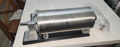 מכונת נקניקיות ביתית. הייתה בשימוש פעם אחת 
אורך 26 ס"מ 
קוטר 13 ס"מ