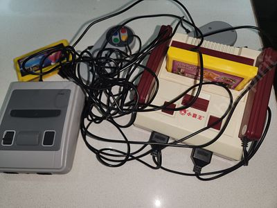 קונסולות משחקים. 2 קונסולות רטרו קטנות עם משחקים. מדובר על דגמים חדשים יחסים שמדמים מראה של 