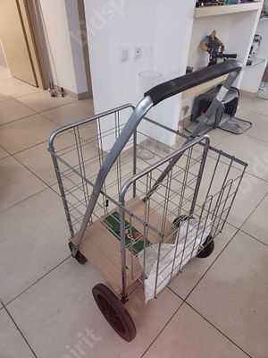 עגלת שוק גדולה. נקנתה ב-2021, הייתה בשימוש פעמים בודדות בלבד. 
הסולם והמזרן להמחשה בלבש, העגלה 