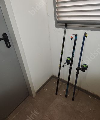 ציוד דיג בתפזורת. 5 חכות: 3 מבוגרים ו-2 ילדים. 
2 חכות מבוגרים תקינות, חכה אחת (caperlan 350) 