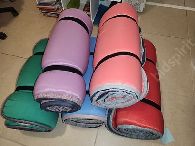 5 מזרנים לשטח. גודל 1.73 מטר על 63 ס"מ 
צבעים שונים, משומש