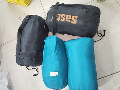 4 שקי שינה. 2 שקים מסוג SASTA ו-2 שקים של דקלטון.