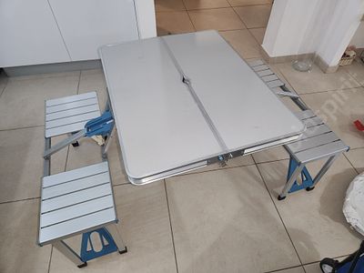 שולחן קמפינג מתקפל. משומש , מצב מצויין בקושי היה בשינוי 
פתוח: 1.34 מטר על 85 סמ, כולל כיסאות. 