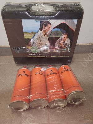 2 אמגזיות קמפינג עם 7 מיכלי גז חדשים לחלוטין. אמגזית אחת משומשת, אמגזית אחת חדשה סגורה בניילון 