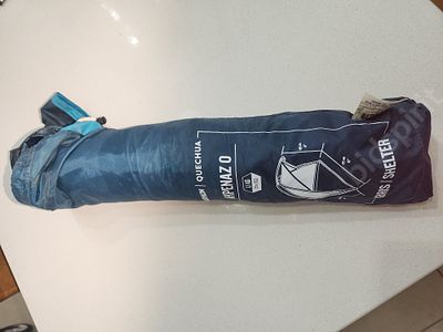 אוהל חוף פתוח קטן דקלטון. היה בשימוש פעם אחת