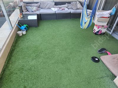 2 יחידות דשא סינטטי. יחידה א' קטן - 207 ס"מ אורך על 4 מטר 
יחידה ב': 325 ס"מ על 4 מטר 
משומש 