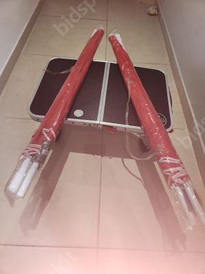 שולחן קמפינג קטן + 2 שמשיות ממותגות קוקה קולה + 2 כיסאות ים מתקפלים קטנים. שולחן משומש, שמשיות - 