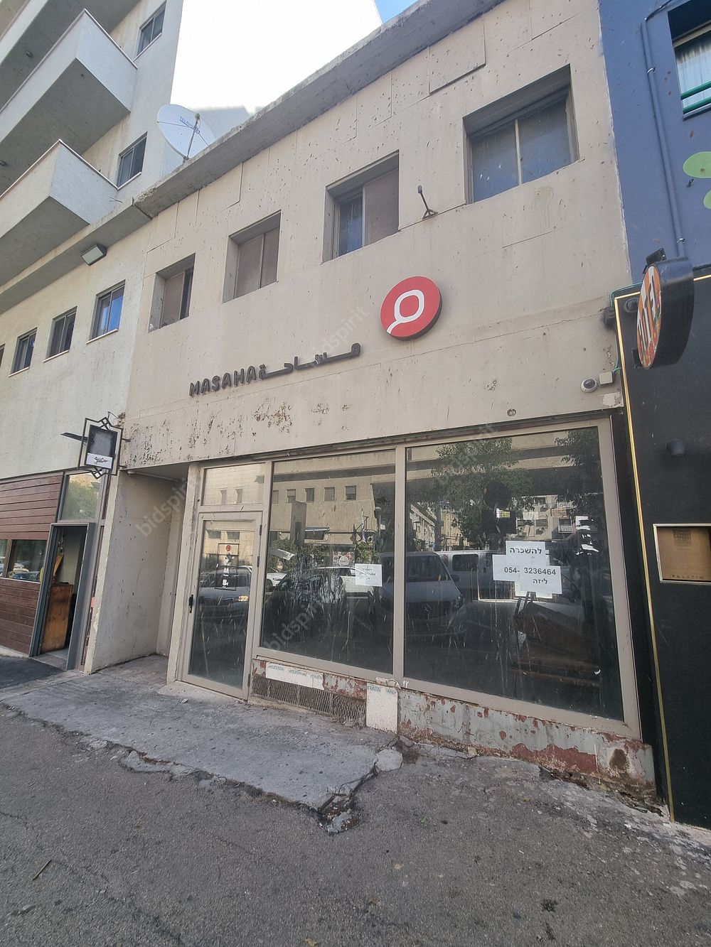 , בניין בשלמות + זכויות בנייה, חיפה, רחוב הבנקים 7, גוש 11678, חלקה 8. הבניין מכיל קומת מרתף,
קומה מסחרית עם חזית לרחוב, 
קומה ראשונה וגג מוצמד.
על הבניין חלות זכויות בנייה 
נוספות למימוש מכח תב"ע קיימת,
עד 17 יחידות לסטודנטים 
בתמהילים שונים, י
ש סקיצות תכנוניות ראשוניות.
סה"כ בנוי כ 260 מ"ר 
+ גג כ 86 מ"ר
יש 3 חניות השייכות לבניין.