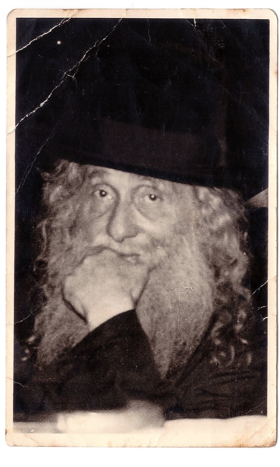 2 תמונות מבית גור: 
אדמו"ר מגור הבית ישראל זצוק"ל. פוטו מירון, רמת הטייסים - רח' הלבנון תל 