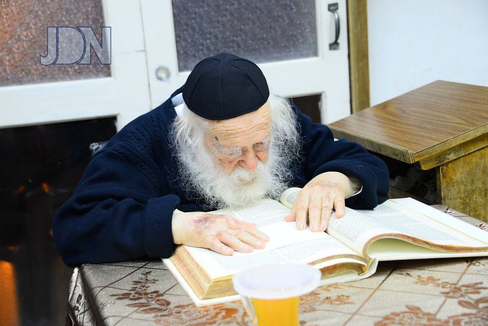 4 תשובות מאת מרן שר התורה רבי חיים קנייבסקי - 
האם סגולת פרק שירה היא דוקא בלימוד בעיון, והאם 