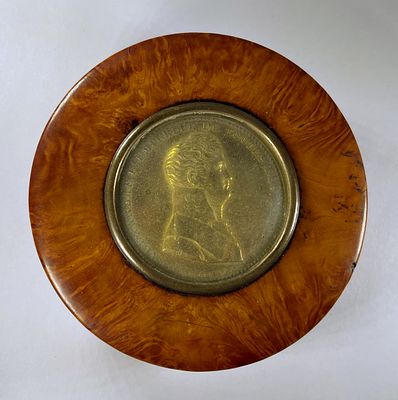 Клише медали без даты (1814). . Французская коробочка для табака из корня орехового дерева. 