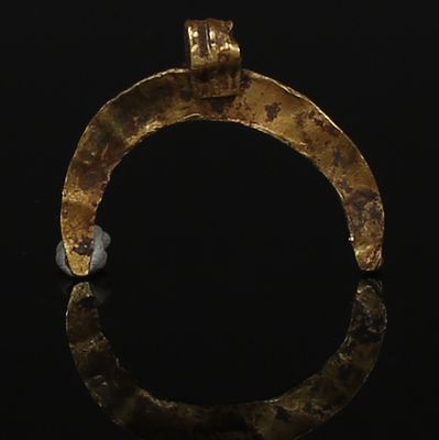 Roman lunula pendant. ITEM: Lunula pendant MATERIAL: Gold CULTURE: Roman PERIOD: 1st - 