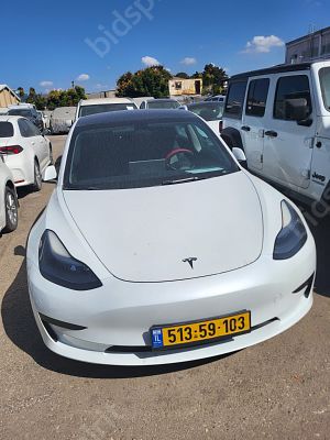 טסלה מודל 3. 53,717 ק"מ, יד ראשונה. תיבת הילוכים: אוטומטי
צבע: לבן, מנוע: חשמלי, הנעה: 4x2 