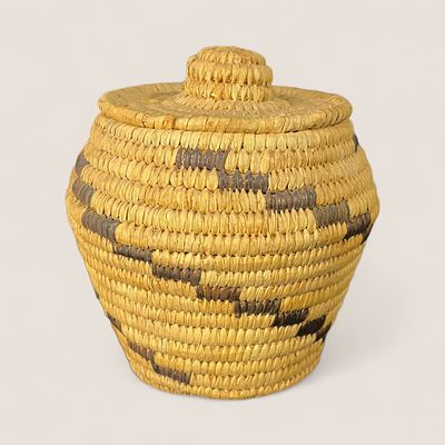 Small Lidded Popago (Tohono O'odham) Basket. Measuring 6 inches tall, in good overall condition. 
