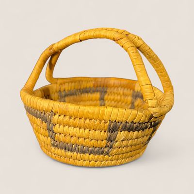 Handled Popago (Tohono O'odham) Basket. Measuring 4 inches tall, including handle.