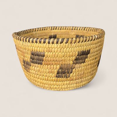 Popago (Tohono O'odham) Basket. Measuring approx 7 3/4 inches in diameter x 4 inches tall.