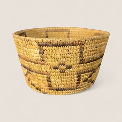 Superb Popago (Tohono O'odham) Basket. Measuring approx 7 x 4 inches
