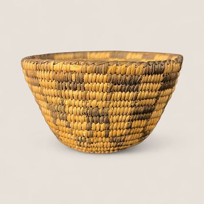 Excellent Diminutive Pima Bowl. Measuring approx 4 1/3 x 2 3/4 inches tall with a herringbone 