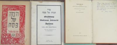 לוט 3 הגדות. . לוט 3 הגדות: 
1. הגדה עם תרגום גרמני מאת רבי וולף הידנהיים. ברלין. ללא שנת הוצאה. 
