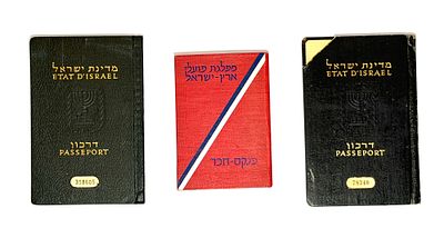 לוט שלושה מסמכים: 1. פנקס חבר פועלי ארץ ישראל 1950 ושני דרכונים ישראליים מלאי חתימות ובולים. 