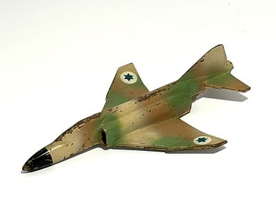 מטוס של חיל האוויר עשוי מתכת כבדה עם ציורי מגן דוד באורך 18 ס״מ