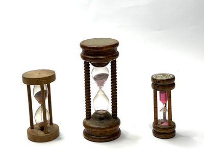 לוט 3 שעוני חול וינטאג׳ים מעץ הגדול בגובה 16.5 ס״מ אחד פרסום של לוי יצחק