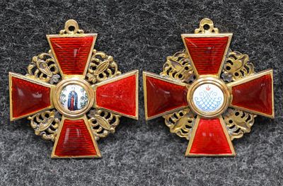 Орден Святой Анны 3-й степени. Золото 56 проба, вес 8,6 гр., размер 39,5 на 35,6 мм. Клеймо В.Д. 