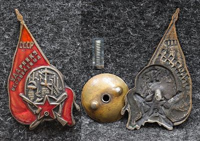 Знак Ударнику ОСОАВИАХИМА 30-е годы. Томпак, эмаль, размер 47,7 на 28 мм. Красная эмаль, верхний 