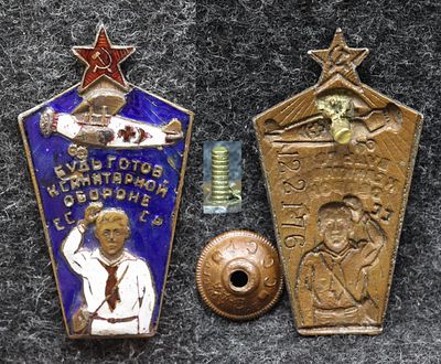 Знак Будь готов к санитарной обороне СССР 30-е годы. Сталь, эмаль, размер 42,3 на 23,1 мм. 