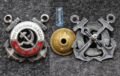 Членский знак Общества спасания на водах 1928-1931 гг. Томпак, эмаль, размер 27,8 на 26,7 мм. 