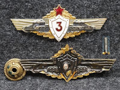 Знак Классность бронетанковых войск Механик-водитель 3 класс. Томпак, эмаль. Знак в отличном 