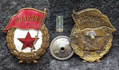 Знак Гвардия СССР Военный тип. Томпак, эмаль. На белой эмали есть трещины, показаны на втором 