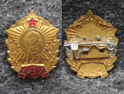 Знак СВУ СССР ( Суворовское военное училище ). Томпак, эмаль. Есть повреждения эмали, показаны 