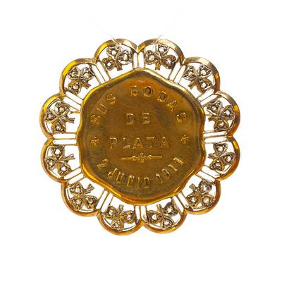 Prendedor en oro y diamantes - Prendedor en oro amarillo esculturado en forma de flor con tr&eacute;boles 