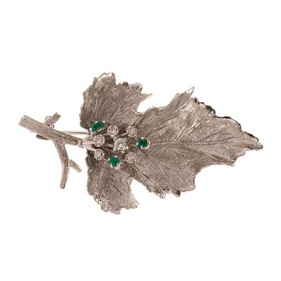 Prendedor en oro 18 K con brillantes y esmeraldas - Prendedor en oro 18 K blanco esculturado en 